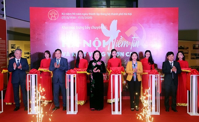Lãnh đạo Thành ủy Hà Nội cắt băng khai mạc triển lãm. Lãnh đạo Thành ủy Hà Nội cắt băng khai mạc triển lãm.