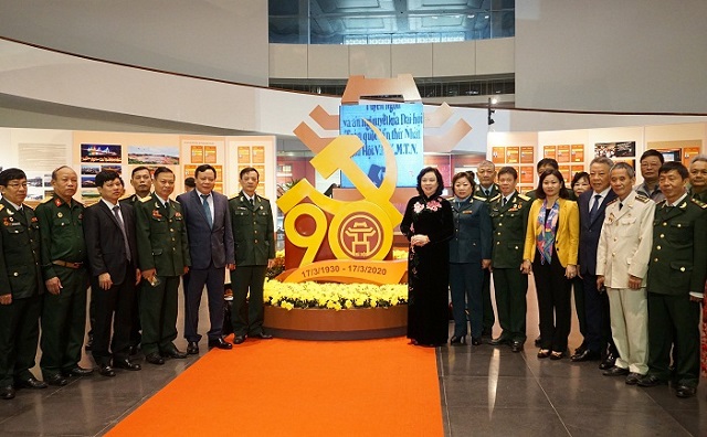 Các đại biểu chụp ảnh lưu niệm tại triển lãm. Các đại biểu chụp ảnh lưu niệm tại triển lãm.