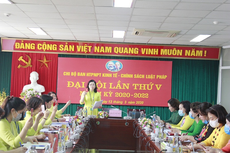 C&aacute;c đảng vi&ecirc;n biểu quyết danh s&aacute;ch bầu B&iacute; thư Chi bộ lần thứ V