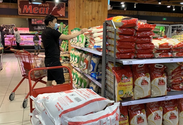 Với sự chung tay của cộng đồng doanh nghiệp đã góp phần ổn định thị trường trong mùa dịch COVID - 19. Ảnh: Hoàng Anh Với sự chung tay của cộng đồng doanh nghiệp đã góp phần ổn định thị trường trong mùa dịch COVID - 19. Ảnh: Hoàng Anh