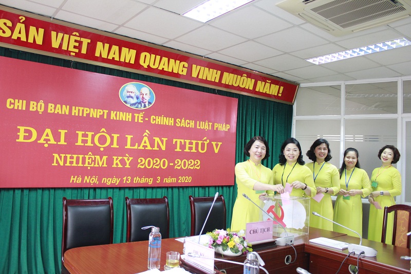 C&aacute;c đảng vi&ecirc;n tiến h&agrave;nh bỏ phiếu bầu B&iacute; thư Chi bộ nhiệm kỳ 2020-2022
