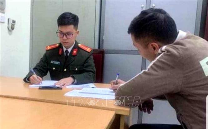 Công an TP. Hà Nội làm việc với đối tượng đăng tải thông tin sai sự thật trên mạng xã hội.