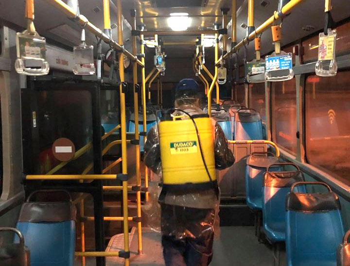 Phun thuốc khử trùng trên xe buýt.