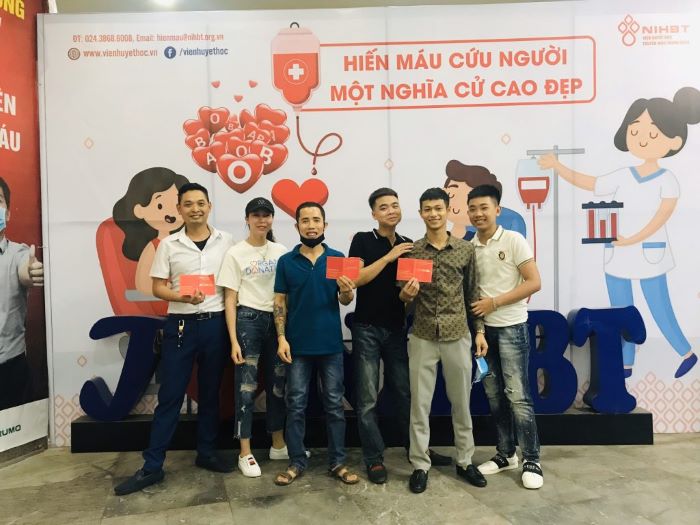 &ldquo;Chỉ cần Viện k&ecirc;u gọi thiếu m&aacute;u, ch&uacute;ng t&ocirc;i lu&ocirc;n sẵn s&agrave;ng&rdquo;, đ&oacute; l&agrave; chia sẻ của anh Nguyễn Văn Nam v&agrave; c&aacute;c bạn khi nghe th&ocirc;ng tin dịch bệnh COVID b&ugrave;ng ph&aacute;t, m&aacute;u lại khan hiếm. Cả nh&oacute;m của xưởng nội thất Ngọc Đức đ&atilde; nghỉ l&agrave;m, nhanh ch&oacute;ng di chuyển từ Hưng Y&ecirc;n đến Viện để tham gia hiến m&aacute;u.
