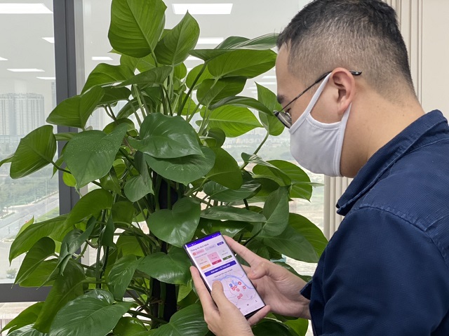 Người dân khai báo thông tin sức khỏe qua ứng dụng NCOVI. Người dân khai báo thông tin sức khỏe qua ứng dụng NCOVI.