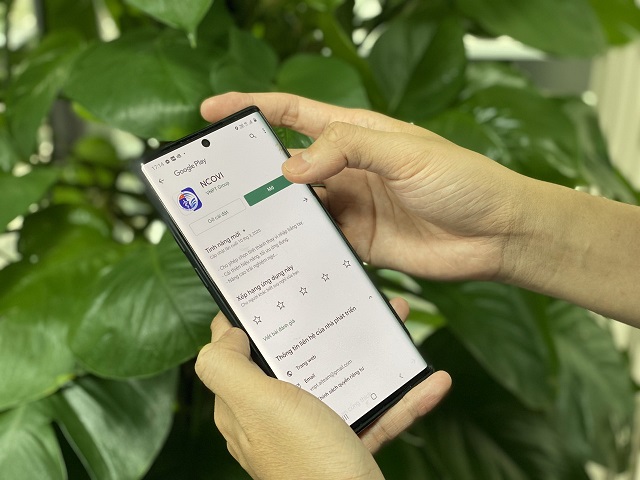 Người dân tải ứng dụng NCOVI. Người dân tải ứng dụng NCOVI.