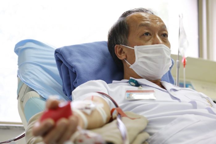 TS. Bạch Quốc Kh&aacute;nh &ndash; Viện trưởng Viện Huyết học &ndash; Truyền m&aacute;u TW đ&atilde; hiến tiểu cầu từ ng&agrave;y 10/3 &ndash; ngay sau khi nhận tin h&agrave;ng chục lịch hiến m&aacute;u trong th&aacute;ng 3 bị ho&atilde;n. TS. Khạnh chia sẻ: &ldquo;Hơn l&uacute;c n&agrave;o hết, người bệnh rất cần sự hỗ trợ, chia sẻ của c&aacute;c nh&agrave; quản l&yacute; v&agrave; cộng đồng tiếp tục chung tay hiến tặng những đơn vị m&aacute;u qu&yacute; gi&aacute;. Khi bước v&agrave;o giai đoạn 2 của cuộc chiến chống COVID-19, một số đơn vị l&ecirc;n lịch tổ chức hiến m&aacute;u trong th&aacute;ng 3 đ&atilde; th&ocirc;ng b&aacute;o ho&atilde;n lịch hiến m&aacute;u. Nguồn người hiến m&aacute;u c&oacute; thể giảm trong khi nhu cầu m&aacute;u th&igrave; kh&ocirc;ng thay đổi&rdquo;.