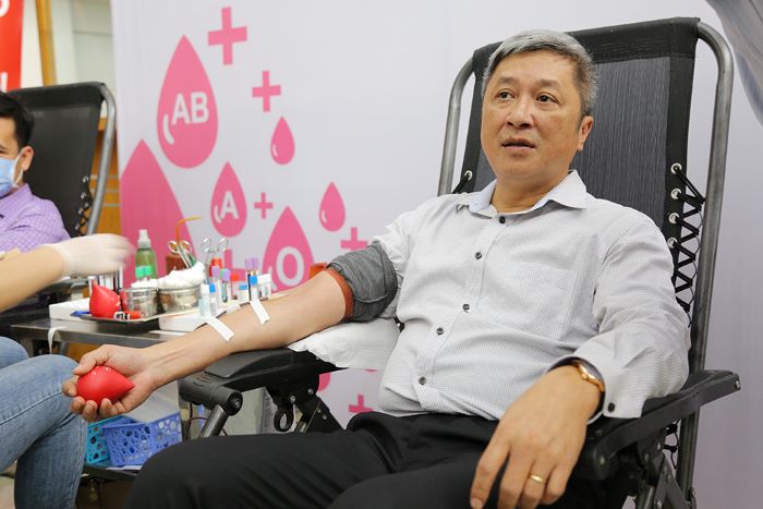 Việc hiến m&aacute;u th&igrave; ho&agrave;n to&agrave;n kh&ocirc;ng c&oacute; ảnh hưởng g&igrave; đến sức khỏe v&agrave; đặc biệt l&agrave; trong khi m&agrave; ch&uacute;ng ta cần giữ sức khỏe, sức đề kh&aacute;ng để phục vụ cho c&ocirc;ng t&aacute;c chống dịch. Th&igrave; việc mỗi người hiến 1 đơn vị m&aacute;u ho&agrave;n to&agrave;n kh&ocirc;ng c&oacute; ảnh hưởng g&igrave; đến sức đề kh&aacute;ng của con người&rdquo;, Thứ trưởng Sơn cũng k&ecirc;u gọi c&aacute;c tập thể, c&aacute; nh&acirc;n t&iacute;ch cực hiến m&aacute;u.