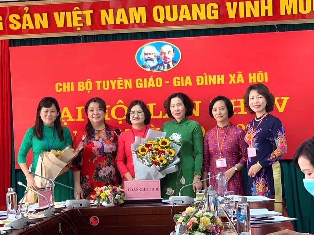 Đồng chí Lê Kim Anh - Bí thư Đảng đoàn, Bí thư Đảng ủy, Chủ tịch Hội LHPN Hà Nội và đồng chí Nguyễn Thị Thu Thủy - Phó Bí thư Đảng ủy, Phó Chủ tịch thường trực Hội LHPN Hà Nội tặng hoa chúc mừng các đồng chí trong Chi ủy khóa mới. Đồng chí Lê Kim Anh - Bí thư Đảng đoàn, Bí thư Đảng ủy, Chủ tịch Hội LHPN Hà Nội và đồng chí Nguyễn Thị Thu Thủy - Phó Bí thư Đảng ủy, Phó Chủ tịch thường trực Hội LHPN Hà Nội tặng hoa chúc mừng các đồng chí trong Chi ủy khóa mới.