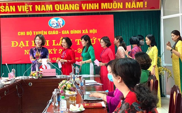 Chi bộ bỏ phiếu bầu Bí thư Chi bộ khóa V nhiệm kỳ 2020-2022. Chi bộ bỏ phiếu bầu Bí thư Chi bộ khóa V nhiệm kỳ 2020-2022.