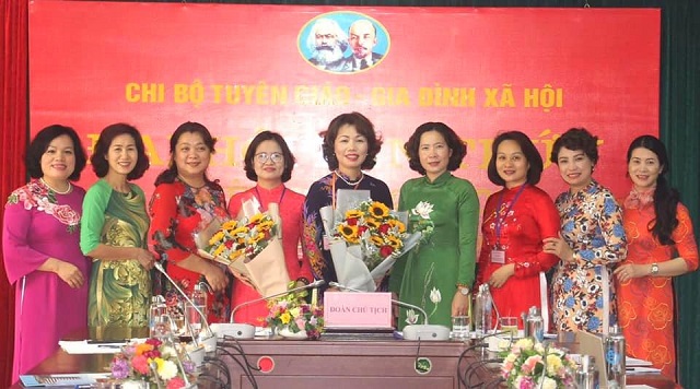 Các đồng chí Thường trực, và lãnh đạo các ban, đơn vị chúc mừng thành công đại hội chi bộ Ban Tuyên giáo - GĐXH. Các đồng chí Thường trực, và lãnh đạo các ban, đơn vị chúc mừng thành công đại hội chi bộ Ban Tuyên giáo - GĐXH.