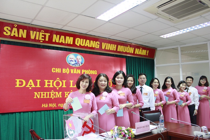 Các đồng chí đảng viên Chi bộ Văn phòng bỏ phiếu bầu Phó Bí thư nhiệm kỳ 2020-2022