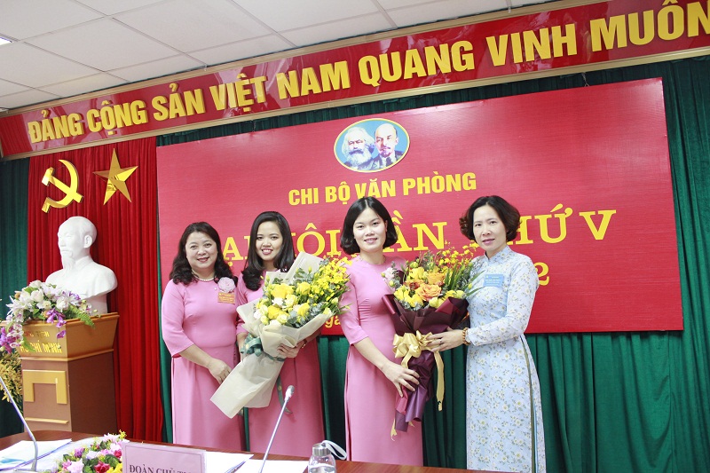 đồng chí: Lê Kim Anh- Bí thư Đảng Đoàn- Bí thư Đảng ủy- Chủ tịch Hội LHPN Hà Nội; Nguyễn Thị Thu Thủy- Ủy viên Đảng Đoàn- Phó Bí thư Đảng ủy – Phó Chủ tịch Thường trực Hội LHPN Hà Nội