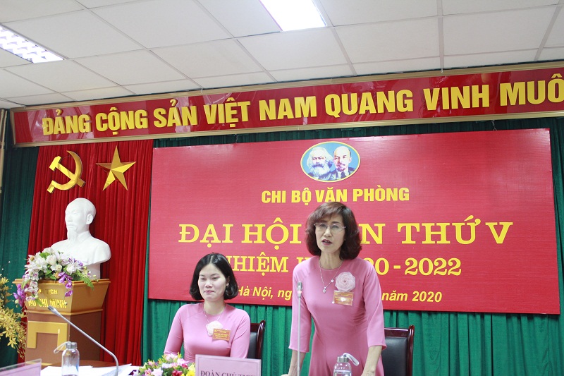 Đồng chí Nguyễn Thị Thu Hạnh- Bí thư Chi bộ khóa IV  trình bày Báo cáo tổng kết chi bộ  văn phòng nhiệm nhiệm kỳ 2017-2020