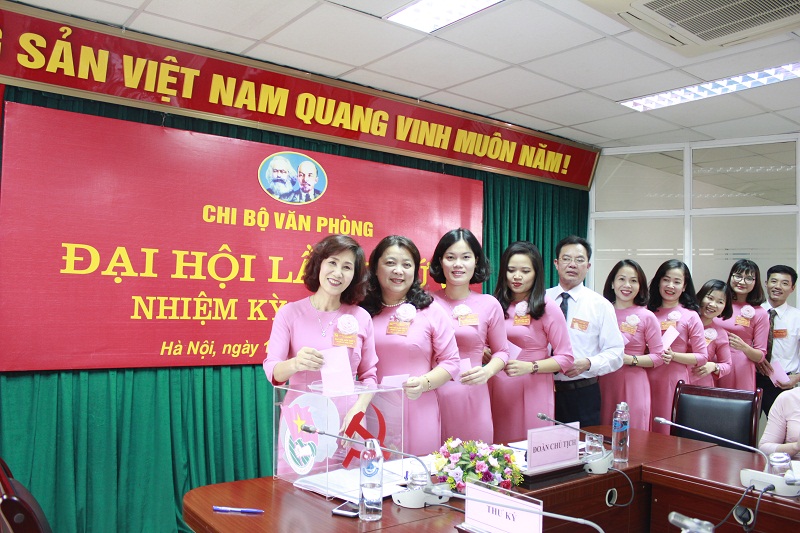 Các đồng chí đảng viên Chi bộ Văn phòng bỏ phiếu bầu Chi ủy Văn phòng nhiệm kỳ 2020-2022