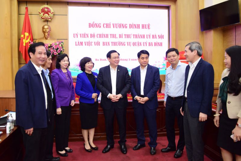 Bí thư Thành ủy Hà Nội Vương Đình Huệ cùng lãnh đạo thành phố Hà Nội trao đổi với cán bộ, đảng viên trong buổi làm việc với Quận ủy Ba Đình. Ảnh: Viết Thành