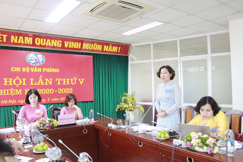 đồng chí: Lê Kim Anh- Bí thư Đảng Đoàn- Bí thư Đảng ủy- Chủ tịch Hội LHPN Hà Nội phát biểu tại đại hội