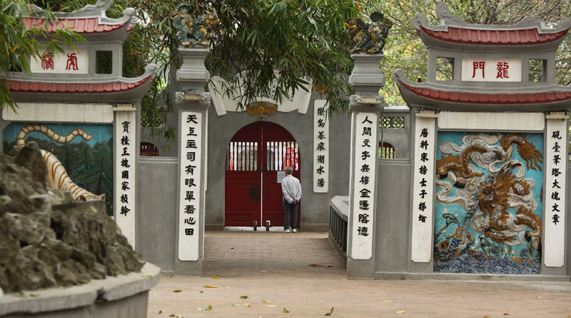 Đền Ngọc Sơn đóng cửa không đón tiếp du khách. Ảnh: Ngọc Tú