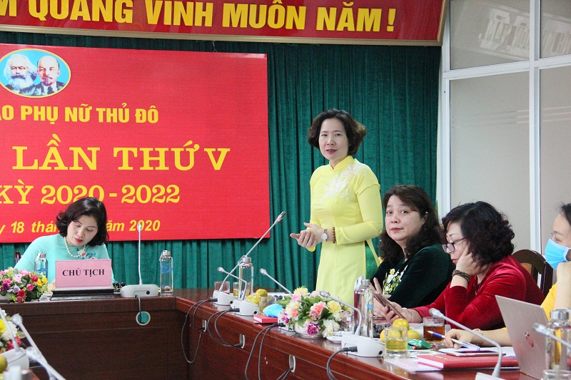 Đồng chí: Lê Kim Anh – Bí thư Đảng đoàn, Bí thư Đảng ủy, Chủ tịch Hội LHPN Hà Nội phát biểu chỉ đạo Đại hội.