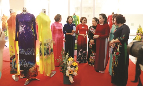 NTK Ho&agrave;ng Ly giới thiệu bộ sưu tập &aacute;o d&agrave;i với c&aacute;c đại biểu dự sự kiện hưởng ứng hoạt động &ldquo;&Aacute;o d&agrave;i - Di sản văn h&oacute;a Việt Nam&rdquo;