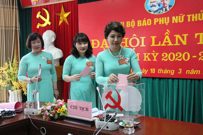 Các đồng chí đảng viên Chi bộ Báo PNTĐ bỏ phiếu bầu Bí thư nhiệm kỳ mới