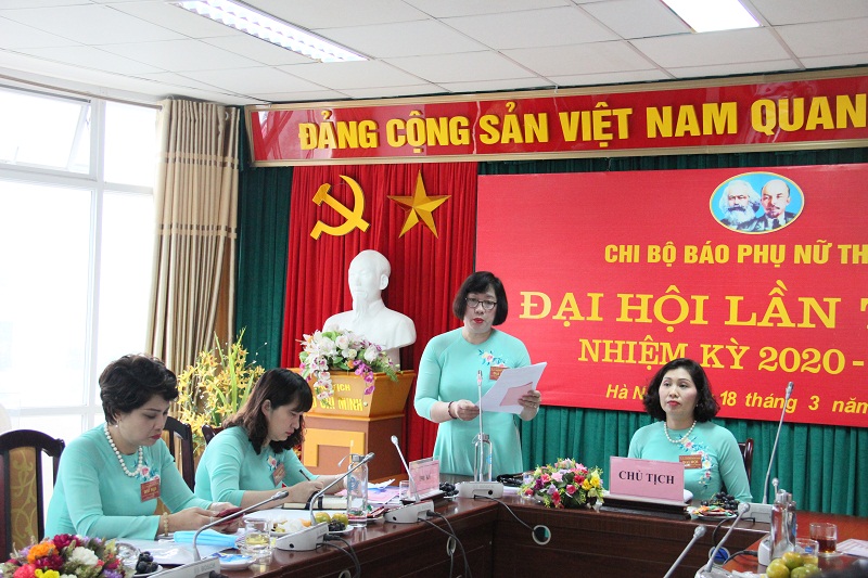 - Phó Bí thư Chi bộ nhiệm kỳ 2017-2020 trình bày báo cáo tổng hợp các ý kiến đóng góp vào văn kiện dự thảo Báo cáo chính trị của Đại hội Đảng bộ cơ quan Hội LHPN Hà Nội lần thứ III nhiệm kỳ 2020-2025