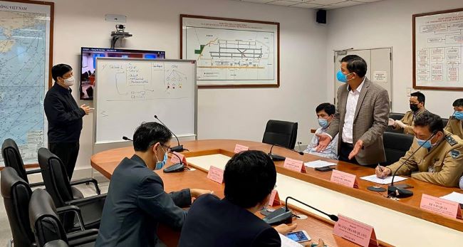 Đại diện c&aacute;c đơn vị họp b&agrave;n giải ph&aacute;p th&aacute;o gỡ &aacute;ch tắc tại s&acirc;n bay.