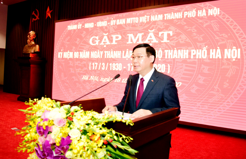 B&iacute; thư Th&agrave;nh ủy H&agrave; Nội Vương Đ&igrave;nh Huệ ph&aacute;t biểu tại buổi gặp mặt.