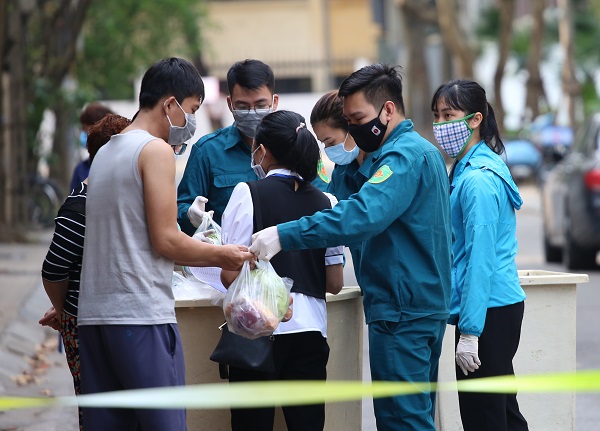 Người d&acirc;n trong khu c&aacute;ch ly tại phố Tr&uacute;c Bạch nhận thực phẩm được th&agrave;nh phố cung cấp đầy đủ mỗi ng&agrave;y