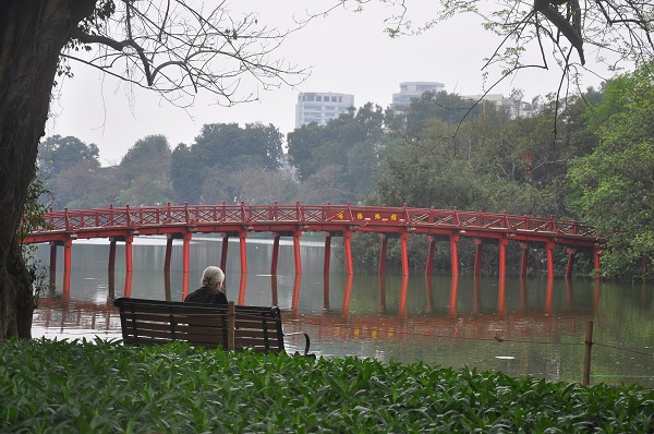 Cầu Th&ecirc; H&uacute;c ng&agrave;y cuối tuần vắng vẻ, tĩnh lặng do ảnh hưởng của dịch Covid-19