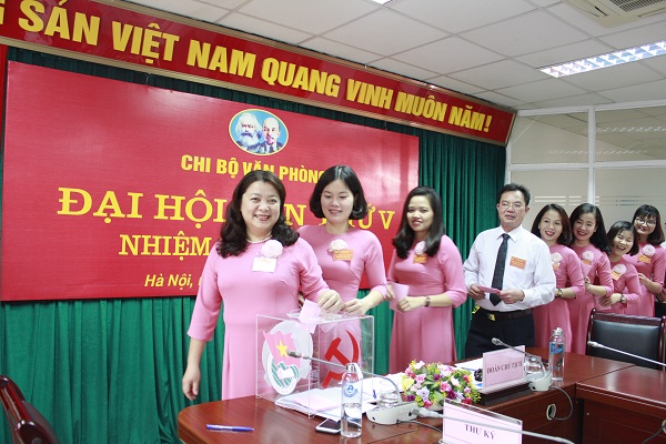 Đảng viên Chi bộ Văn phòng bỏ phiếu bầu Chi ủy, Phó Bí thư nhiệm kỳ 2020-2022