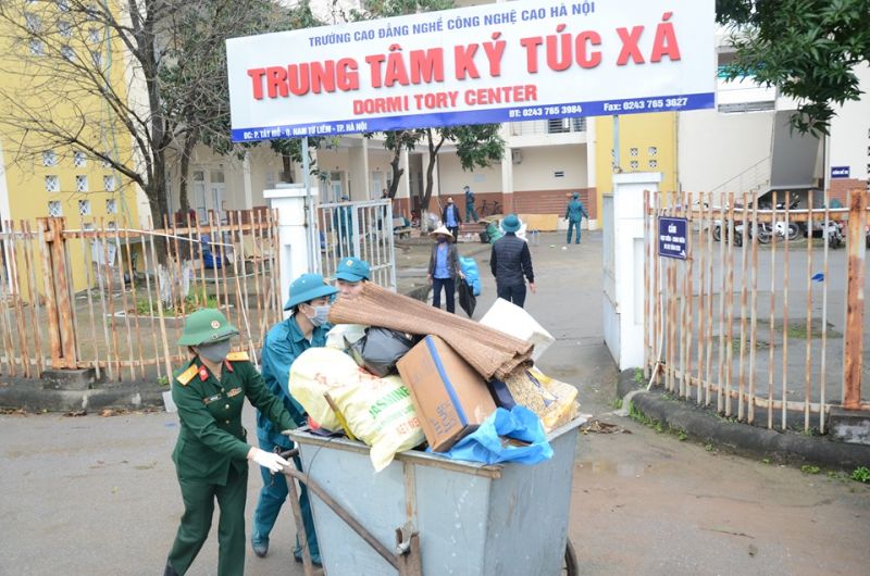 Các lực lượng vũ trang làm vệ sinh, dọn dẹp cơ sở hạ tầng khu cách ly để chuẩn bị các điều kiện sẵn sàng cho việc cách ly Các lực lượng vũ trang làm vệ sinh, dọn dẹp cơ sở hạ tầng khu cách ly để chuẩn bị các điều kiện sẵn sàng cho việc cách ly