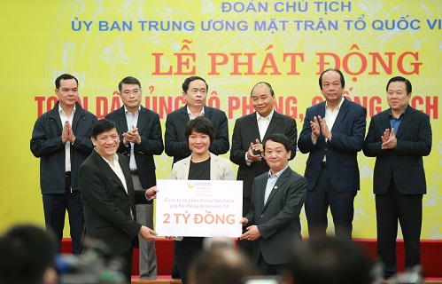 Bà Eriko Sato – Trưởng phòng Tiếp Thị Người Tiêu Dùng của Diana Unicharm – trao ủng hộ qua Ủy Ban Trung Ương Mặt Trận Tổ Quốc Việt Nam