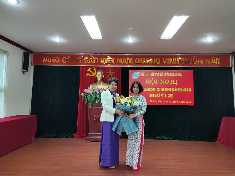 Đồng ch&iacute; L&ecirc; Quỳnh Trang- Tổng Bi&ecirc;n tập B&aacute;o Phụ nữ Thủ đ&ocirc; tặng hoa ch&uacute;c mừng t&acirc;n Chủ tịch Hội LHPN quận Ho&agrave;ng Mai Nguyễn Lệ Hằng