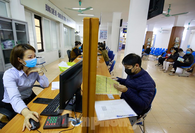 Người lao động l&agrave;m thủ tục hưởng bảo hiểm thất nghiệp tại H&agrave; Nội