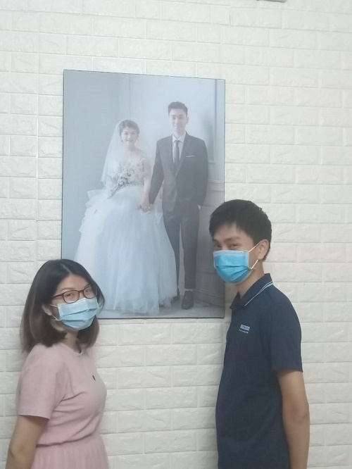 D&ugrave; kh&ocirc;ng tổ chức đ&aacute;m cưới, nhưng, con trai, con d&acirc;u b&agrave; Minh vẫn c&oacute; niềm vui vẹn tr&ograve;n. Cặp đ&ocirc;i chụp bức ảnh vui để ghi nhớ 