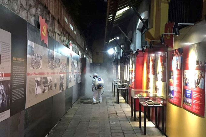 Di tích Nhà tù Hỏa Lò tạm dừng đón khách tham quan để phục vụ công tác vệ sinh, khử trùng. Di tích Nhà tù Hỏa Lò tạm dừng đón khách tham quan để phục vụ công tác vệ sinh, khử trùng.