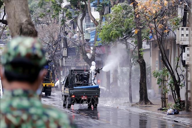 Lực lượng bộ đội hóa học phun hóa chất tiêu tẩy khu vực phố Trúc Bạch, quận Ba Đình.