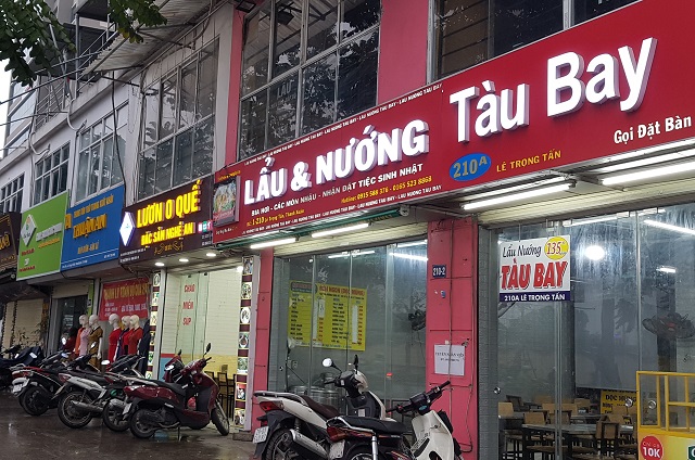 Biển hiệu tại tuyến phố kiểu mẫu đầu ti&ecirc;n L&ecirc; Trọng Tấn kh&ocirc;ng c&ograve;n theo quy định tại đề &aacute;n th&iacute; điểm.