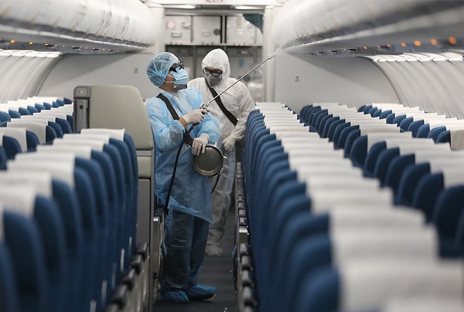 Phun khử tr&ugrave;ng tr&ecirc;n m&aacute;y bay.