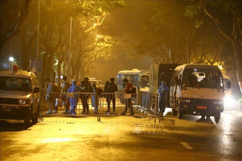 Lực lượng chức năng đưa người d&acirc;n từ c&aacute;c v&ugrave;ng dịch từ s&acirc;n bay về thẳng khu c&aacute;ch ly y tế tại Ph&aacute;p V&acirc;n - Tứ Hiệp (quận Ho&agrave;ng Mai).