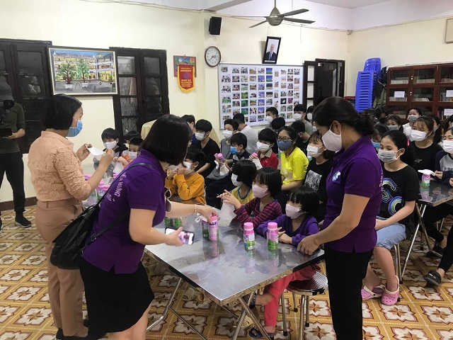 Hội LHPN Quận Hà Đông cùng Công ty TNHH HMV Deli Distribution & Services tặng 200 chai sữa cho các cháu tại Trung tâm nuôi dưỡng trẻ mồ côi Hà Cầu. Hội LHPN Quận Hà Đông cùng Công ty TNHH HMV Deli Distribution & Services tặng 200 chai sữa cho các cháu tại Trung tâm nuôi dưỡng trẻ mồ côi Hà Cầu.