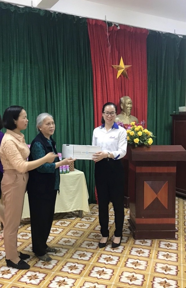 Quận Hội và nhà tài trợ trao tượng trưng 200 hộp sữa cho Trung tâm trẻ mồ côi Hà Cầu. Quận Hội và nhà tài trợ trao tượng trưng 200 hộp sữa cho Trung tâm trẻ mồ côi Hà Cầu.