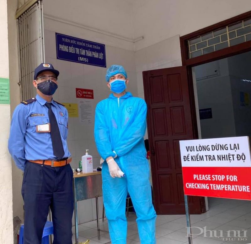 BV Bạch Mai đề nghị mọi người khi vào bệnh viện, nghiêm túc thực hiện việc kiểm tra thân nhiệt và đeo khẩu trang đầy đủ
