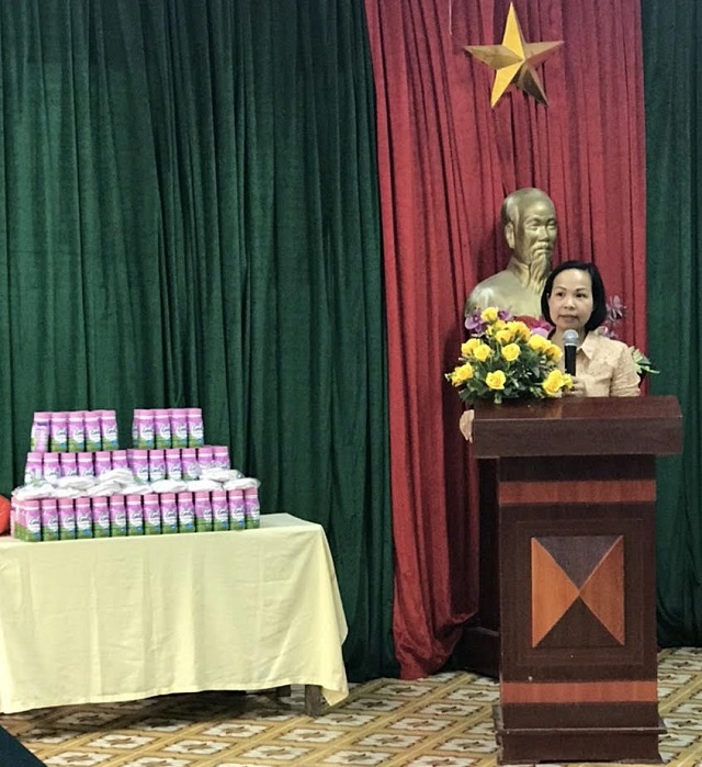 Chủ tịch Hội LHPN Quận Hà Đông Lại  Hà Phương phát biểu tại Trung tâm nuôi dưỡng trẻ mồ côi Hà Cầu. (Ảnh: P. V) Chủ tịch Hội LHPN Quận Hà Đông Lại  Hà Phương phát biểu tại Trung tâm nuôi dưỡng trẻ mồ côi Hà Cầu. (Ảnh: P. V)