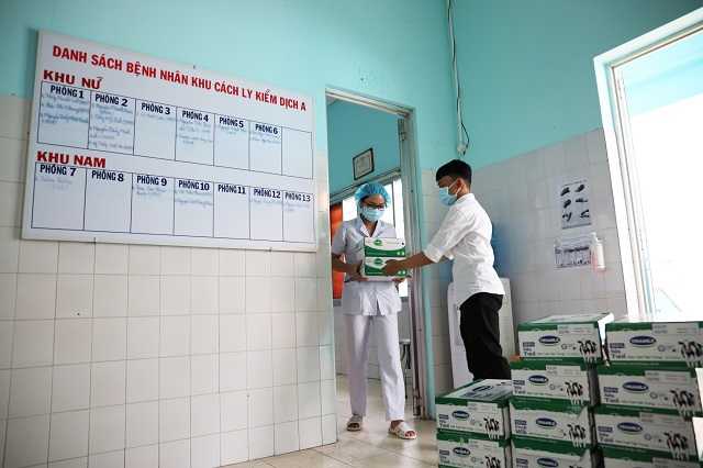 C&aacute;c sản phẩm sữa sẽ được đưa đến tất cả c&aacute;c bệnh viện của TP.HCM, bệnh viện d&atilde; chiến, khu c&aacute;ch ly, s&acirc;n bay&hellip; để hỗ trợ đội ngũ c&aacute;n bộ y tế tuyến đầu chống dịch