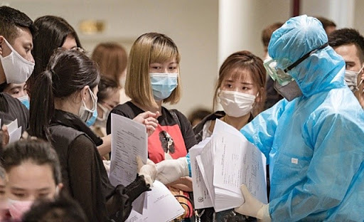 Lực lượng chức năng tiến hành sàng lọc y tế ban đầu tại cửa khẩu.