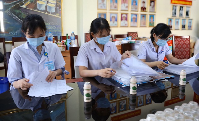 C&aacute;c sản phẩm như sữa tươi, sữa chua uống, nước cam&hellip; sẽ được Vinamilk hỗ trợ li&ecirc;n tiếp trong 2 th&aacute;ng để gi&uacute;p c&aacute;c y, b&aacute;c sĩ, nh&acirc;n vi&ecirc;n y tế tăng cường đề kh&aacute;ng.