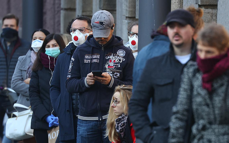 Người dân xếp hàng bên ngoài một trung tâm xét nghiệm virus corona chủng mới (dịch Covid-19) tại TP Frankfurt, nước Đức.