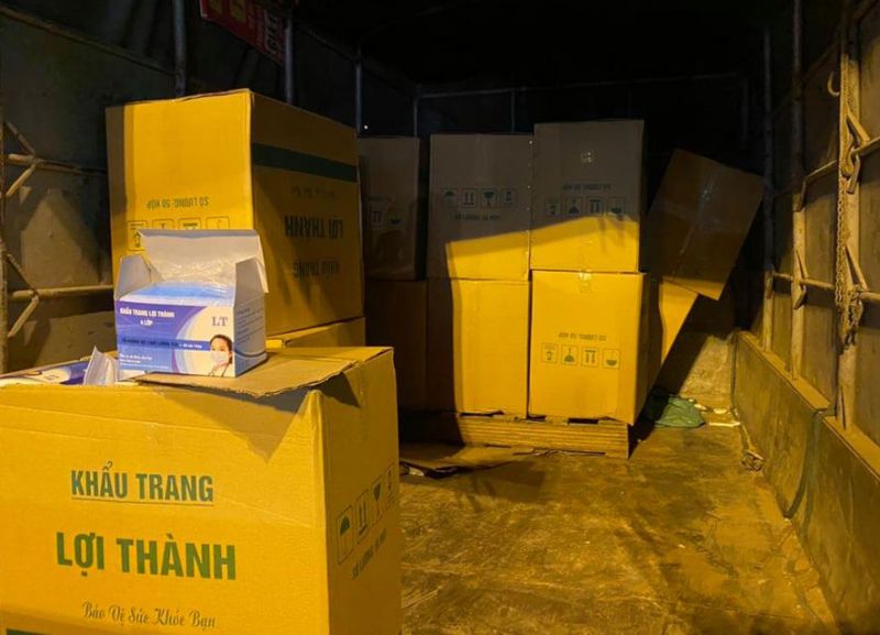 Xe chở 15 thùng khẩu trang không rõ nguồn gốc.